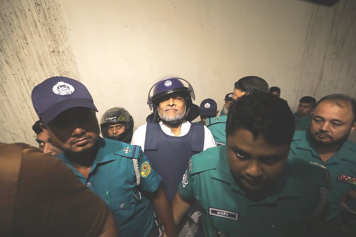 সাবেক সংসদ সদস্য এম এ লতিফকে চট্টগ্রাম আদালতে তোলা হয়। আজ শনিবার দুপুর ১২টায় চট্টগ্রাম আদালতে